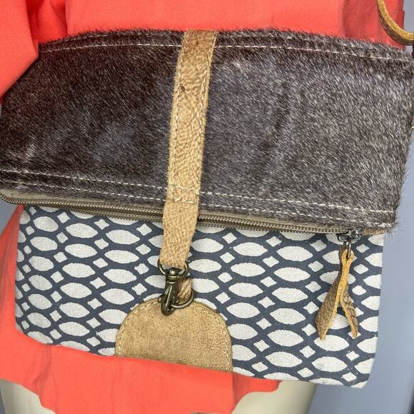 ˚₊‧꒰ა ☆ ໒꒱ ‧₊˚MYRA BAG Upcycled Canvas Faux Leather Small Crossbody Bag (5D-DQ) - Picture 2 of 8